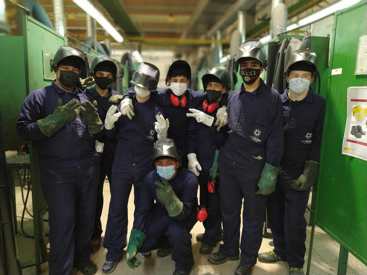 joseluiscslcas1's tweet photo. Los alumnos de PCI Mecánica de @CslCascoViejo  han comenzado a realizar prácticas de soldadura en @centrosanvalero. Impresionados con las instalaciones y muy motivados con el nuevo módulo.🧑‍🏭🚙👍 https://t.co/L8RnNJ5IUM