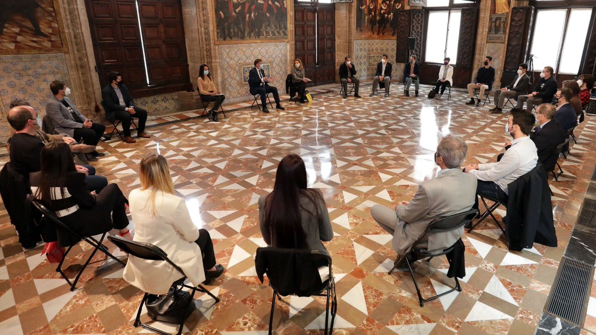 generalitat's tweet photo. 🏛👥 @ximopuig rep en audiència les persones integrants del Grup de Treball de Ciències de Dades per a la #COVID19 en la Comunitat Valenciana

📍🔎El grup que dirigeix @nuriaoliver crearà un Observatori de Ciència de Dades per a recollir la informació de la #COVID19 https://t.co/eqf0rtS7es