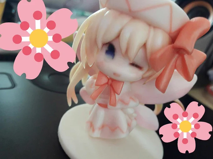おやきまーりさん(@hakusekirei0425)から直接製作したリリーちゃんのフィギュアをプレゼントいただきました!?帽子の形とか髪の毛、リボンが繊細に表現されて素敵です...✨大切なプレゼント、ありがとうございます! 
