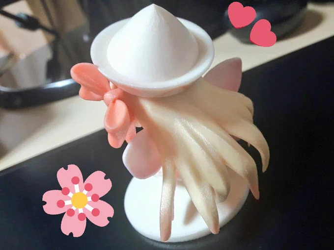 おやきまーりさん(@hakusekirei0425)から直接製作したリリーちゃんのフィギュアをプレゼントいただきました!?帽子の形とか髪の毛、リボンが繊細に表現されて素敵です...✨大切なプレゼント、ありがとうございます! 