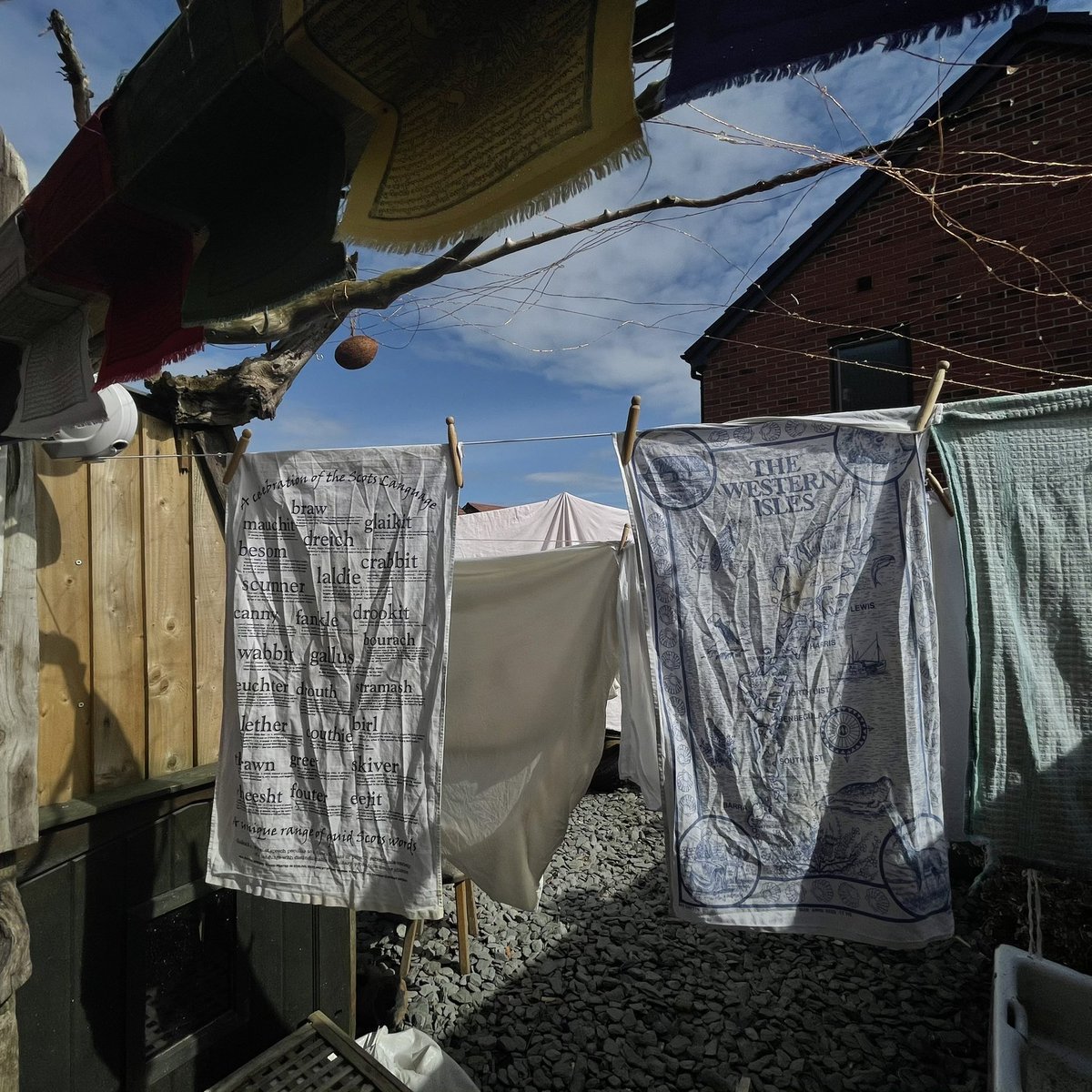 knowitpaul's tweet image. Feeling low? Put your sheets and linen in the wash, hang ‘em out, inhale and beam... 😊 

Ain’t that right @joonloons?

#cleansheets #linedried #joy