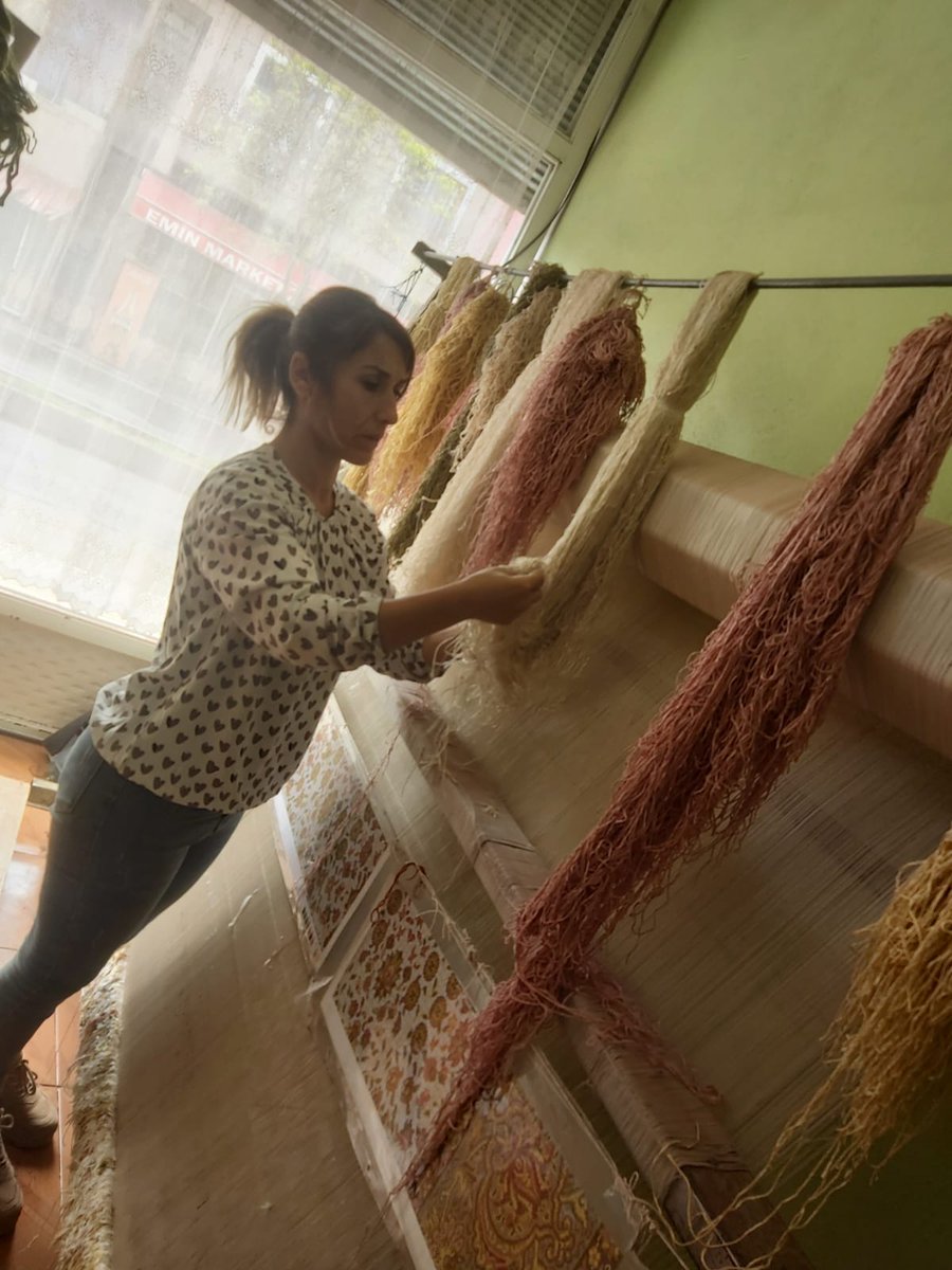 kadin_meclisi's tweet photo. Buldi, 2017 yılında  Hani ilçesinde bir Halı Dokuma Atölyesi daha kurarak 50’ye yakın kadına istihdam yarattı.  DTSO Kadın Meclisi Yürütme Kurulu Sözcü Yardımcısı olarak görevini yürüten Buldi,  aynı zamanda DTSO 16.meslek komitesi üyesidir. https://t.co/t2yMZZ9mrY