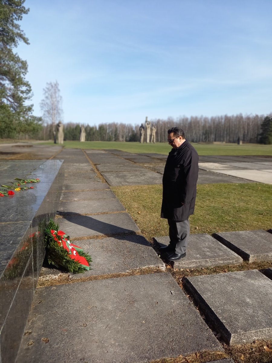 BelEmbassyLV's tweet photo. 11.04.2021г. дипломаты Посольства Беларуси в Латвии провели мероприятие по возложению венка, посвященное Памяти погибших заключенных концентрационных лагерей Саласпилс в 1944г. https://t.co/YslfaPBaAx