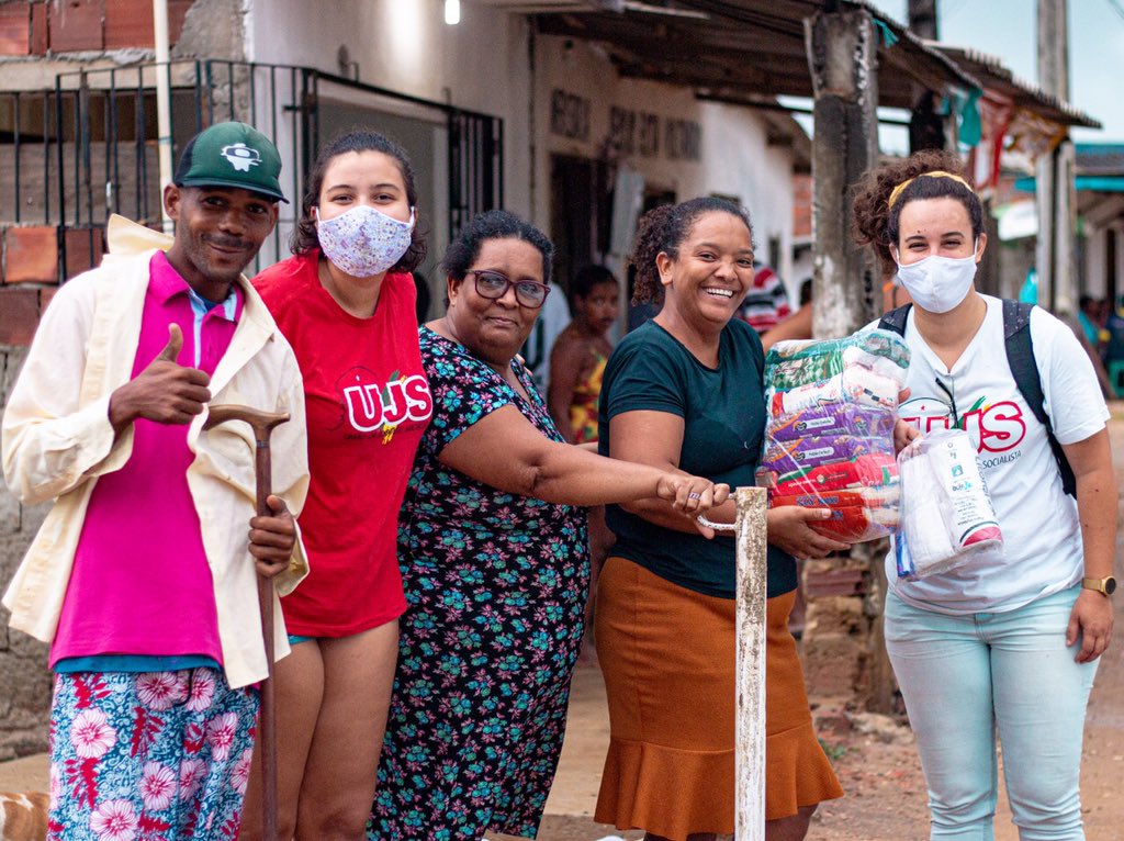 UJSBRASIL's tweet photo. Neste último final de semana a @ujspernambuco participou do lançamento da campanha Tem gente com fome: dá de comer! 

Foram entregues 150 cestas básicas para comunidades do Recife, e a arrecadação continua 👇👇

📸 @caldaspedr 

#VacinaJá #UJS https://t.co/7edwLCNE38