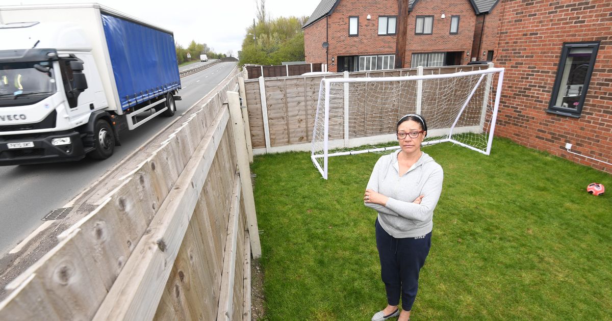 DailyMirror's tweet photo. Couple have to wear earplugs to sleep in their £350k dream house due to traffic https://t.co/ADTIEbVFpn https://t.co/gF7DRV232S