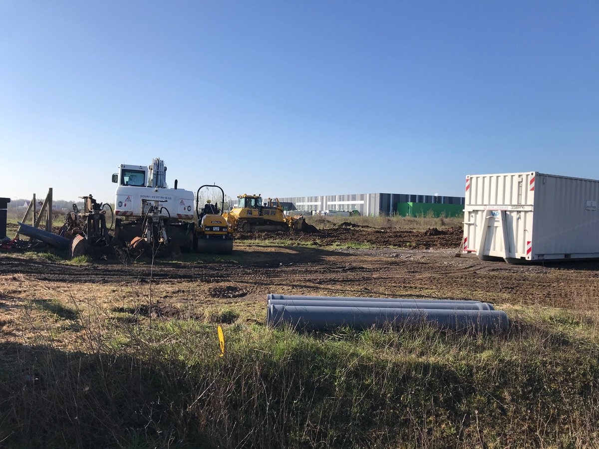 🚧 Belle journée pour un premier coup de pelle sur le site de notre futur dépôt de cars 100% GNV🌎 à Lambres-lez-Douai.
<a href="/pmobilite/">Place Mobilité</a> consolide son ancrage historique dans <a href="/Douaisis_Agglo/">Douaisis Agglo</a>. Ce nouveau dépôt exploitera en + l'Est d'Arras, pour la région <a href="/hautsdefrance/">Région Hauts-de-France</a>.👏