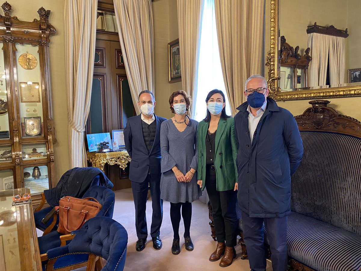 Gracias Amaia Arregui, Alcaldesa en funciones de <a href="/bilbao_udala/">Bilbao [Udala - Ayuntamiento]</a> y Yolanda Diaz, concejala de Sanidad por vuestra hospitalidad. Ha sido un auténtico placer estar esta mañana en #Bilbao con <a href="/AlbertoJcasas/">Julio Alberto ©️</a>