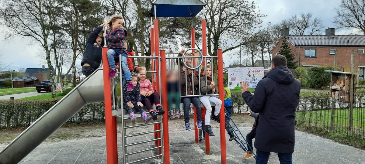 cbsdevaart's tweet image. Vandaag is de Nationale Buitenlesdag. Frisse buitenlucht, beweging en een natuurlijke omgeving zijn goed voor fysieke en mentale gezondheid van kinderen. De kinderen van de Vaart zijn vandaag buiten bezig geweest met rekenen, taal, spelling en techniek.