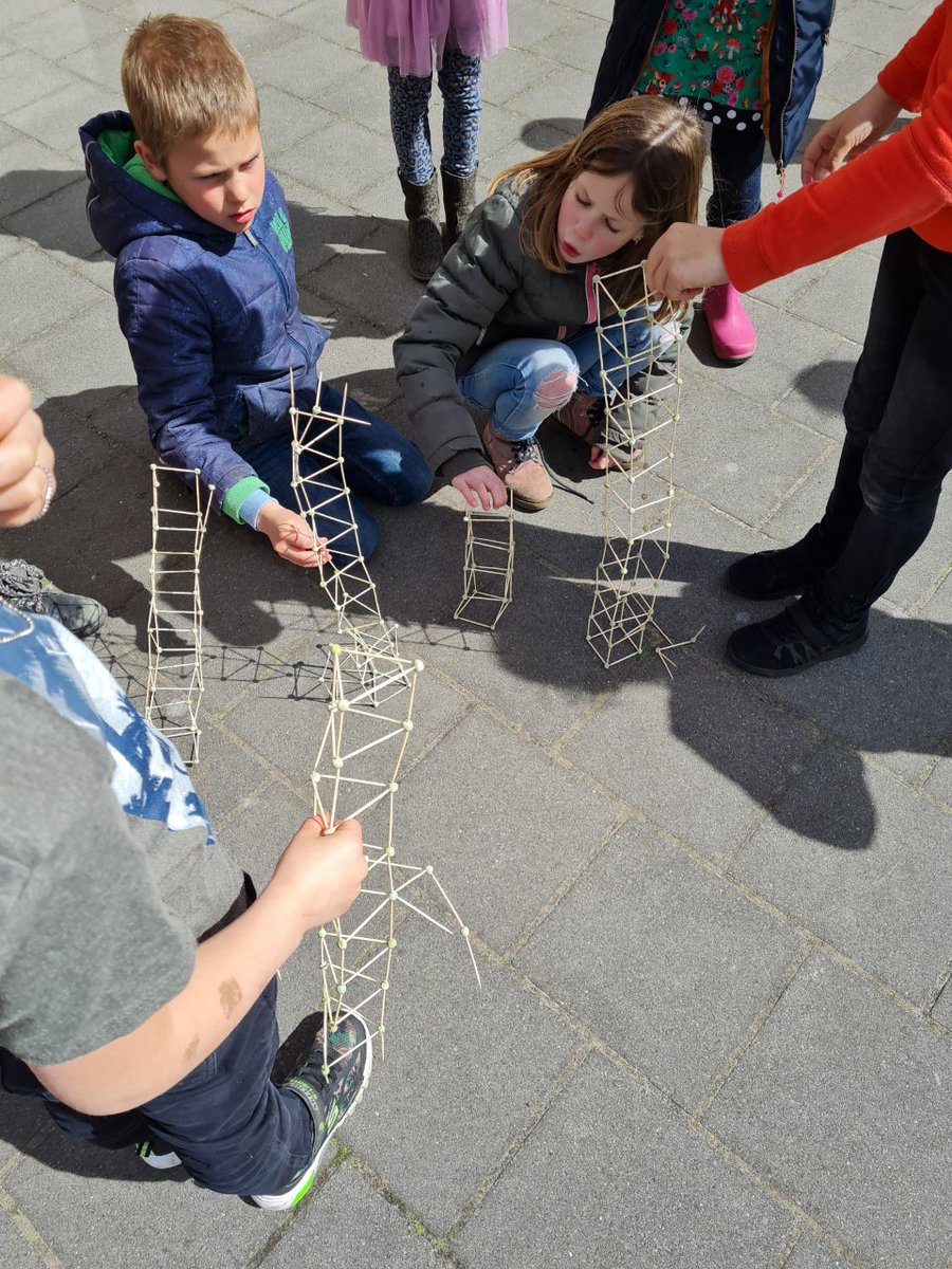 cbsdevaart's tweet image. Vandaag is de Nationale Buitenlesdag. Frisse buitenlucht, beweging en een natuurlijke omgeving zijn goed voor fysieke en mentale gezondheid van kinderen. De kinderen van de Vaart zijn vandaag buiten bezig geweest met rekenen, taal, spelling en techniek.