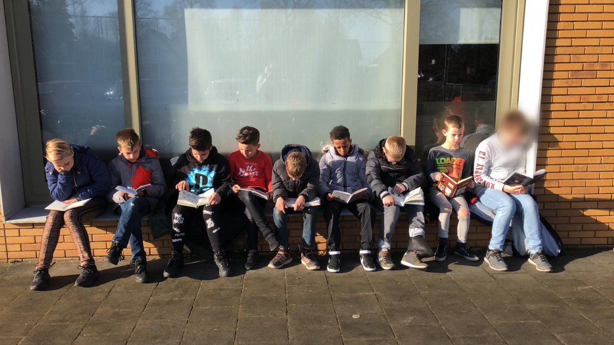 cbsdevaart's tweet image. Vandaag is de Nationale Buitenlesdag. Frisse buitenlucht, beweging en een natuurlijke omgeving zijn goed voor fysieke en mentale gezondheid van kinderen. De kinderen van de Vaart zijn vandaag buiten bezig geweest met rekenen, taal, spelling en techniek.