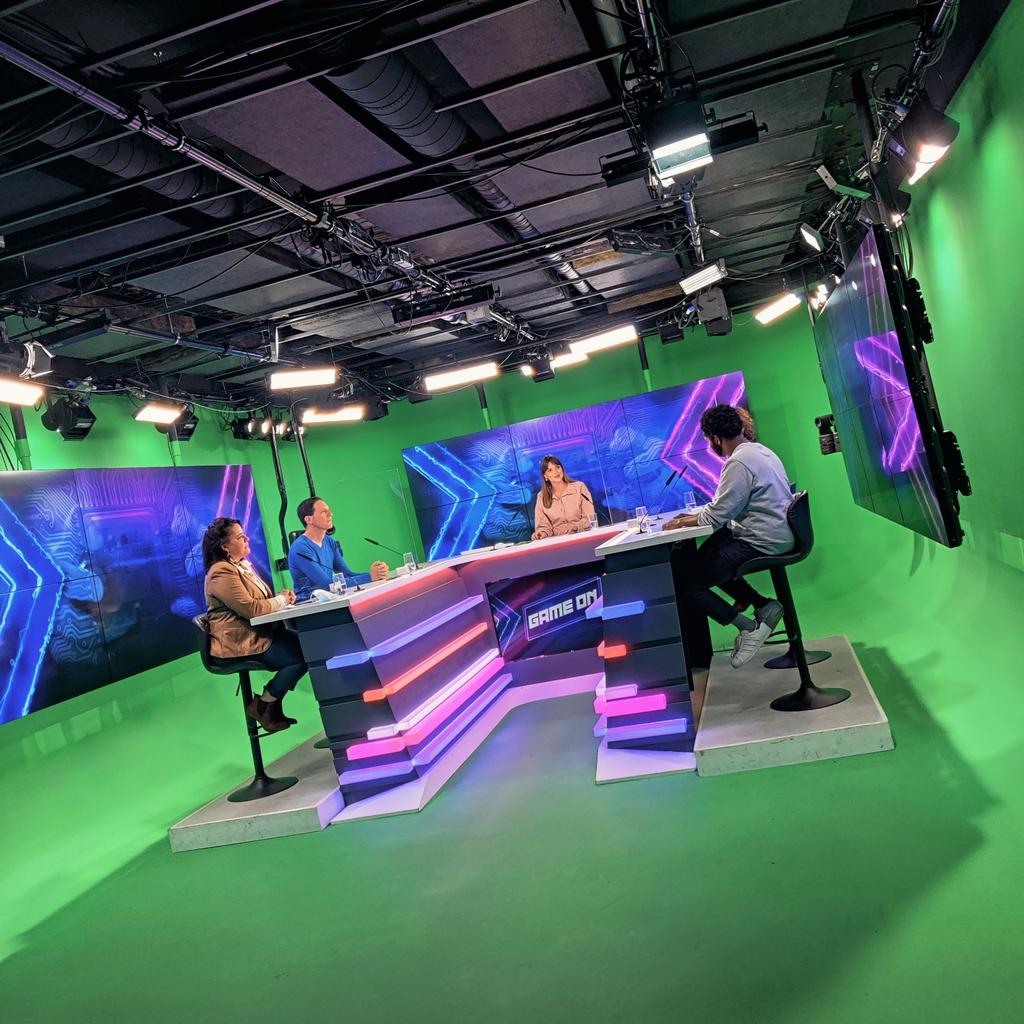 🎥On est dans les studios de <a href="/LesNews24/">LN24</a> cet après-midi pour le tournage d'un tout nouveau magazine dédié au #gaming. Notre <a href="/SavineMoucheron/">Savine Moucheron</a> est invitée pour présenter notre nouveau label 💯 belge #GameMaxBe ! Diffusion prévue demain soir 📺