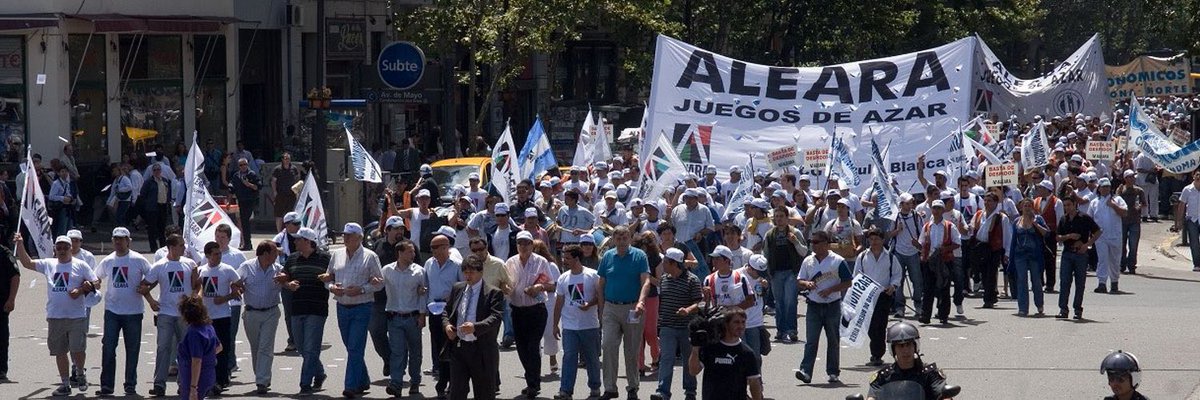 PrensaALEARA's tweet photo. TRABAJADORES DE CASINOS Y BINGOS MARCHAN EL JUEVES PARA PEDIR REAPERTURA.

Empleados de las salas de juego porteñas y de la provincia de Buenos Aires realizarán el próximo jueves a las 12:00 una movilización por la Avenida 9 de Julio para entregar un petitorio al Jefe de Gabinete https://t.co/pTn3JDEo49