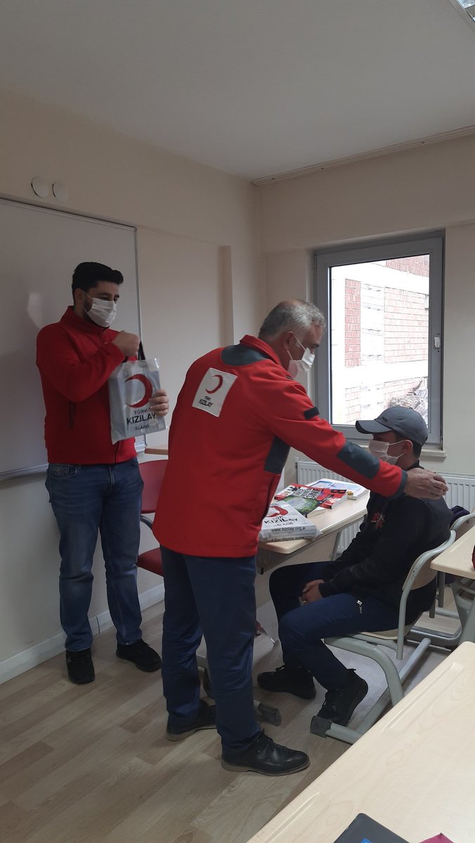 Şube Başkanımız ve Genç Kızılay İl Başkanımızın destekleri ile kurs merkezimizde ücretsiz şekilde eğitimlerine devam eden 8. sınıf öğrencilerimizin kaynak kitap ihtiyaçlarını karşıladık.
#iyigeleceksin #sensizolmaz