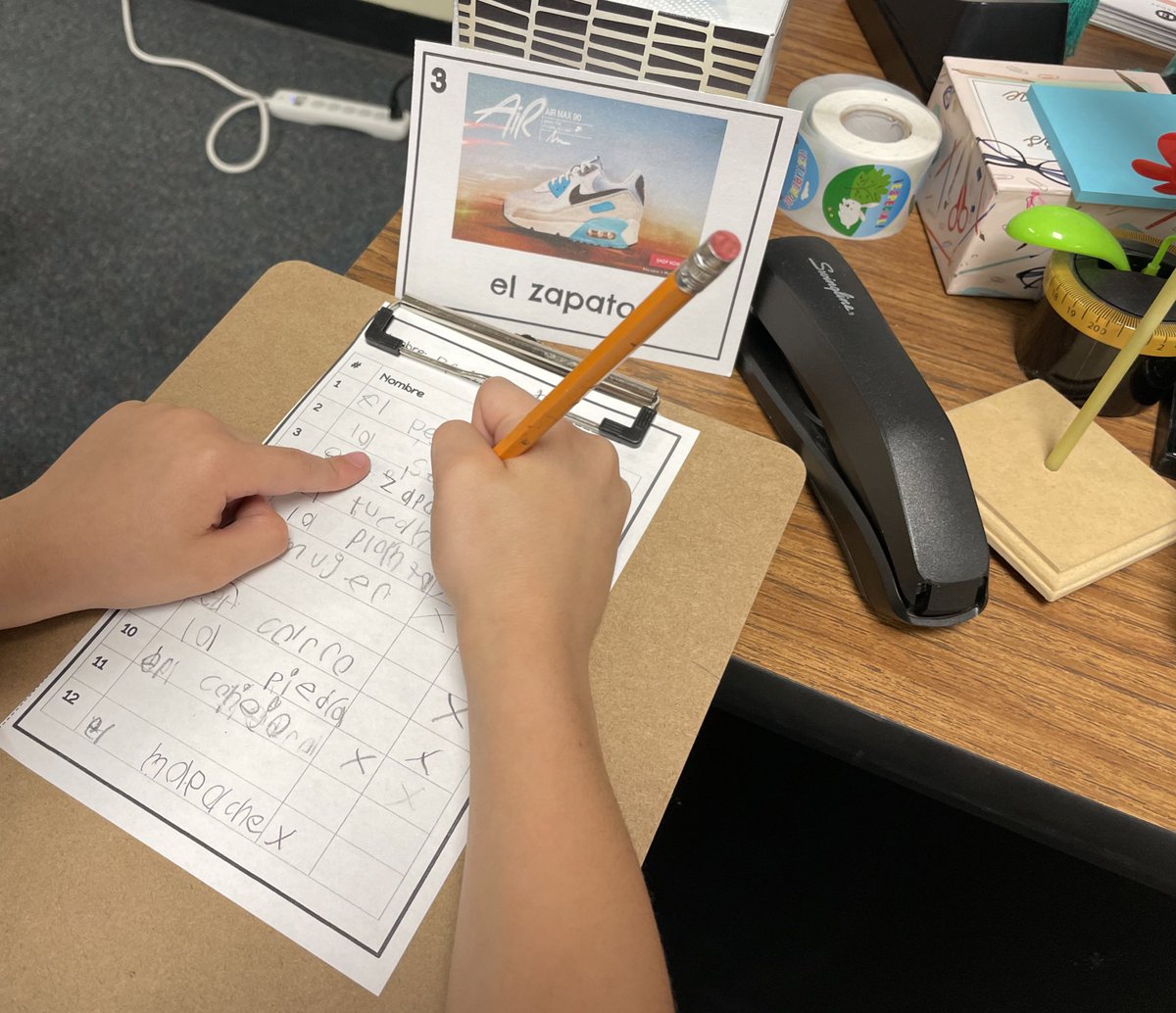 sophieminieri's tweet photo. We had a living/non living scavenger hunt ☺️! Students had to find cards all over the classroom and check if they were “vivos” or “no vivos”. #SocialStudies #MsMinierisClass https://t.co/XwAmxyNgQy