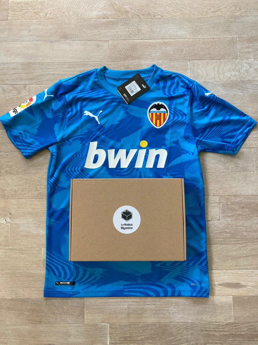 RT + FOLLOW @PassionFootClub et <a href="/MaillotMystere/">Le Maillot Mystère</a> pour tenter de remporter ta boîte mystère avec un maillot surprise à l’intérieur🤩 (T.A.S le 25/04)