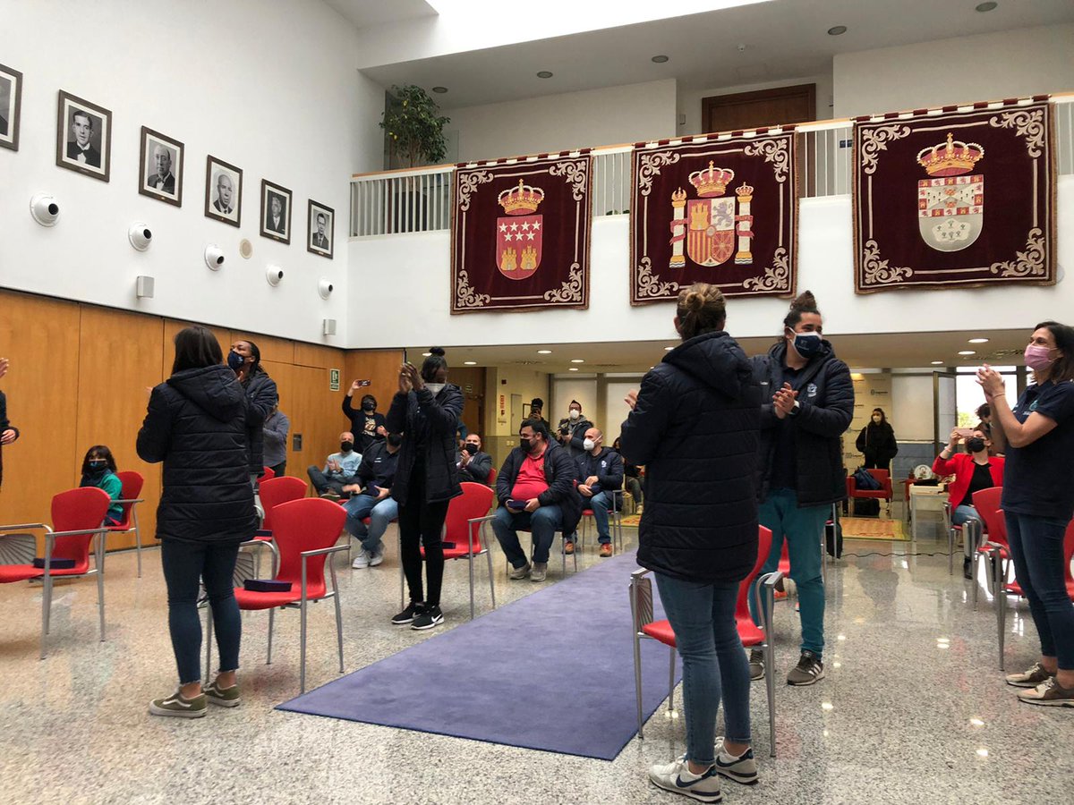 Hoy hemos estado recibiendo en el Ayuntamiento a las mujeres de @basketleganes que han conseguido el tremendo logro de subir a primera. Para una ciudad humilde y trabajadora como #leganes, es un orgullo, enhorabuena!