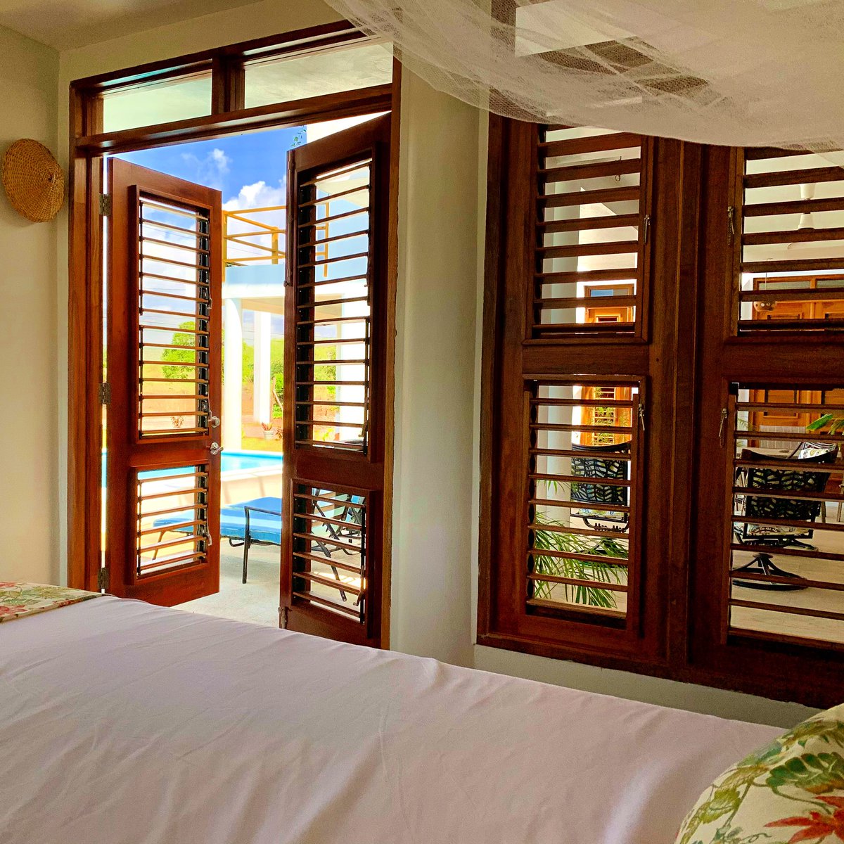 liveupful's tweet photo. Enjoy outdoors from the bedroom. 

A wall of wooden louvered windows open to the courtyard. 

Just step through the double doors for a dip in the pool. 

𝗕𝗼𝗼𝗸 👉🏽 https://t.co/kD7wD4ReQt

#LiveUpful #TreasureBeach https://t.co/pee6sFhXDX
