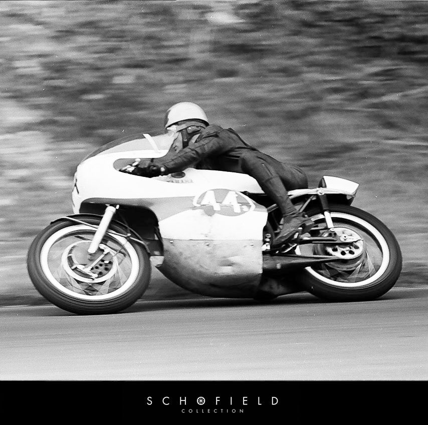 Schofieldcollec's tweet photo. B I L L   I V Y

Here is ‘Little Bill’ exiting Barn corner on his Yamaha in 1967. He was World 125cc Champion in ‘67 and should’ve been 250cc Champion in ‘68... but that’s another story! 

#schofieldcollection #billivy #cadwellpark #cadwell #northlincolnshiremotorcycles https://t.co/K5M0c9gkeJ