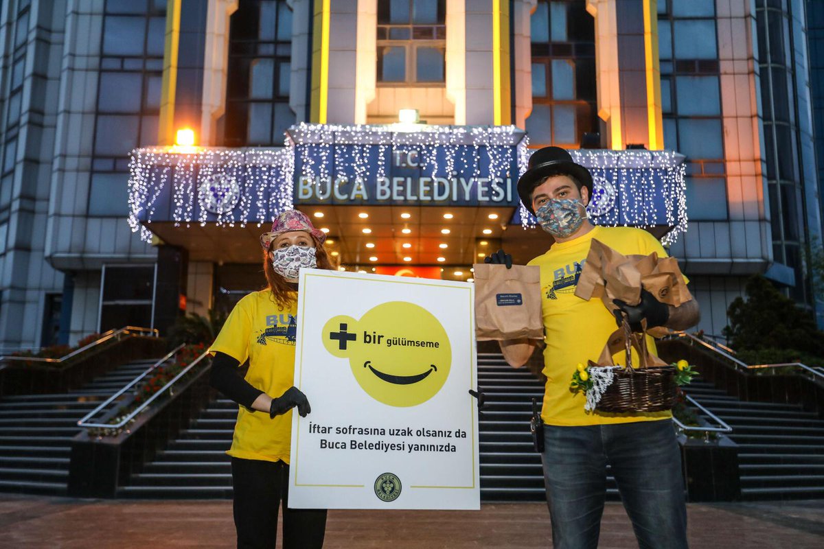 BucaBld's tweet photo. Ramazan Ayı’nın ilk iftarında kalabalık sofralarda buluşamasak da gönüllerde buluşuyoruz. Buca Belediye Başkan Yardımcısı Barış Özreçber’in katılımıyla iftar saatine yetişemeyen hemşehrilerimize iftarlık kumanya dağıtarak, oruçlarını açmalarına vesile olduk. Allah kabul etsin🙏🙏 https://t.co/TbDZdnI3cl