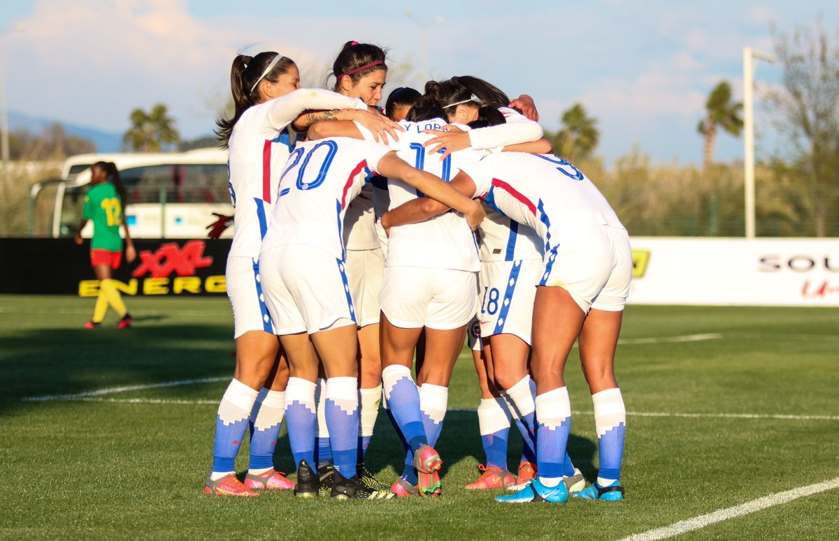 GobiernodeChile's tweet photo. ¡HISTÓRICAS! 😍💪🏻 #LaRojaFemenina nos llena de alegría y orgullo al clasificar a los Juegos Olímpicos de Tokio, convirtiéndose en el primer equipo femenino chileno en conseguir este gran logro. ¡Muchas felicidades a todas! ⚽🏃🏻‍♀️ https://t.co/cfQLL20rHY