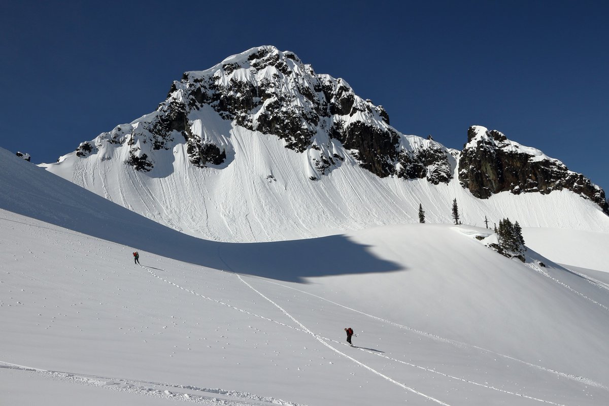 2001T4's tweet photo. @pip_says @BradtGuides There is so much to do living in the gorgeous ๐ #PNW #climbing #mountaineering #skiing #climbing #Cascades #notenoughweekends https://t.co/vEJa6THoaU