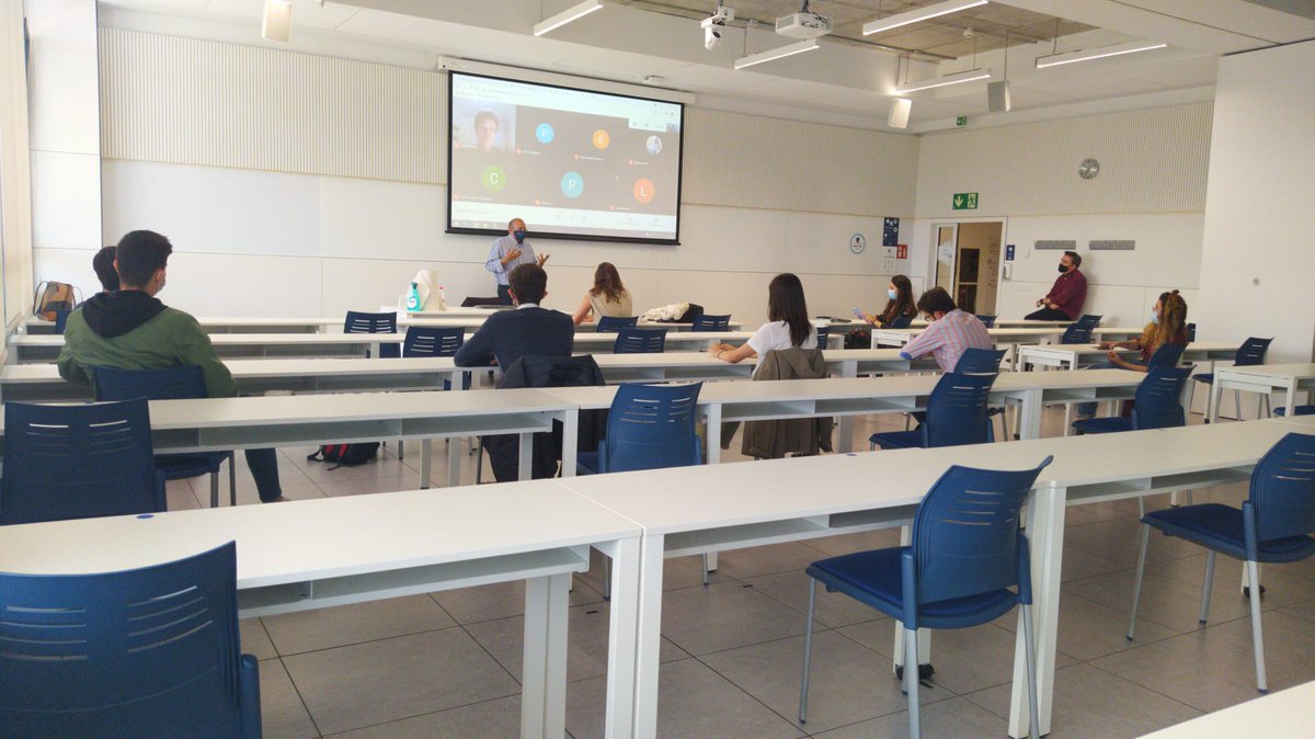 LoyolaCultura's tweet photo. Esta tarde, nuestro @LoyolaCD ha celebrado una interesante sesión dentro del #LoyolaDíaD. Max Adam Romero ha hablado con los alumnos sobre el Proyecto TOC. ¡Gracias a todos! https://t.co/vFbPARZIdj