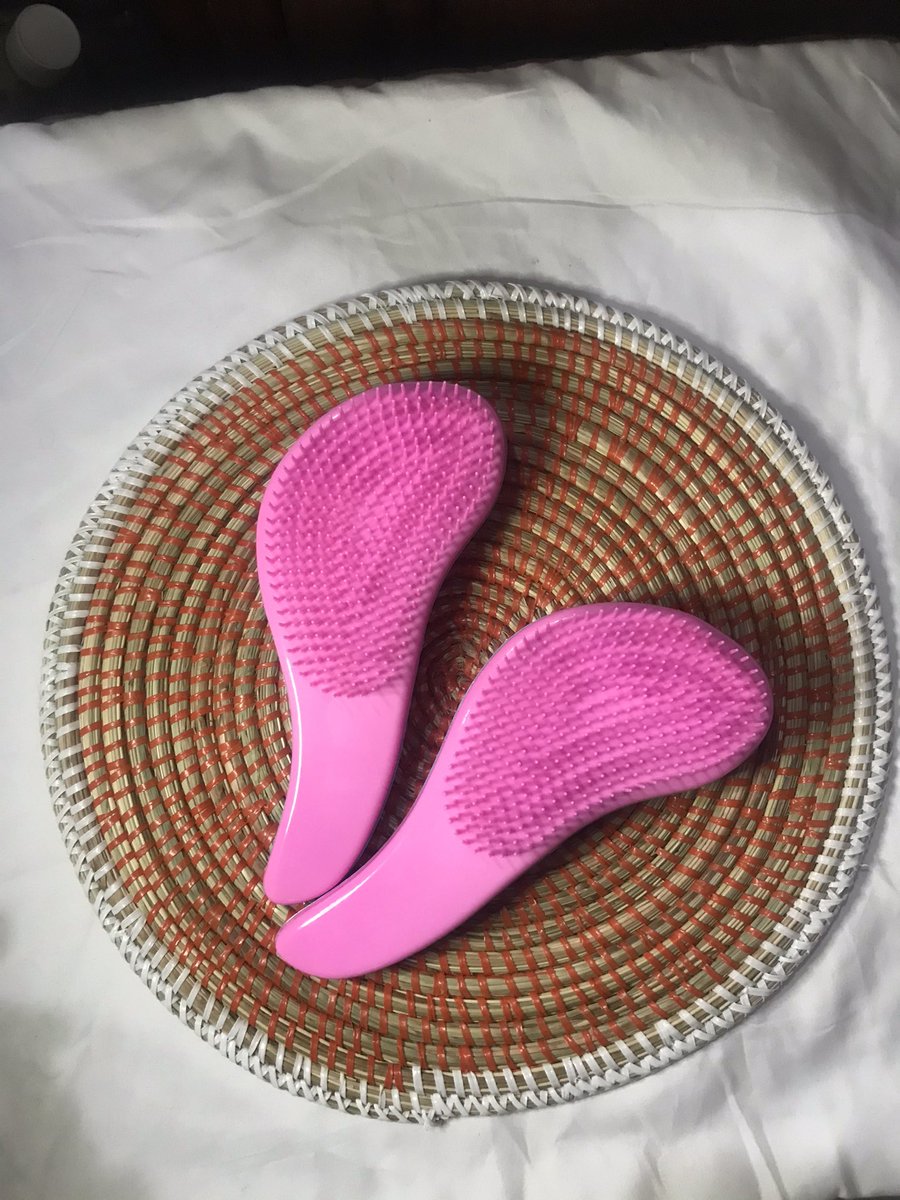 RPrecieuses's tweet photo. Brosse démêlante à vendre.
Super pour démêler les cheveux avec douceur sans les casser 🥰
Prix: 2500fr https://t.co/MUNje9ZohQ