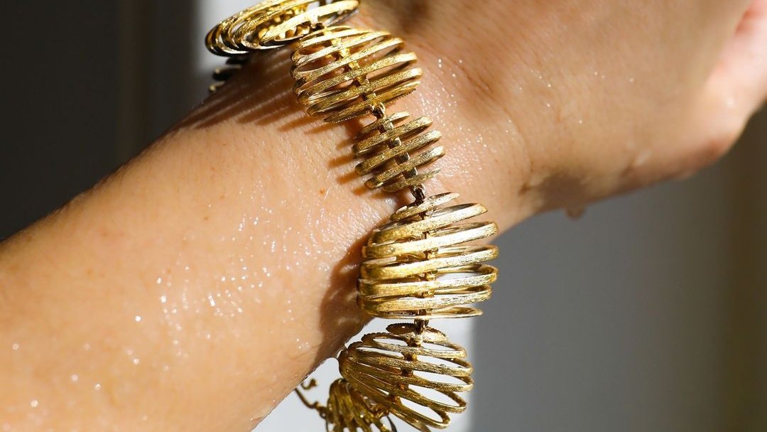 Jewellery that catches the sunshine. ⁠
⁠
Shop the Garden Party 18ct Gold Diamond Bracelet: bit.ly/3tiWAuA