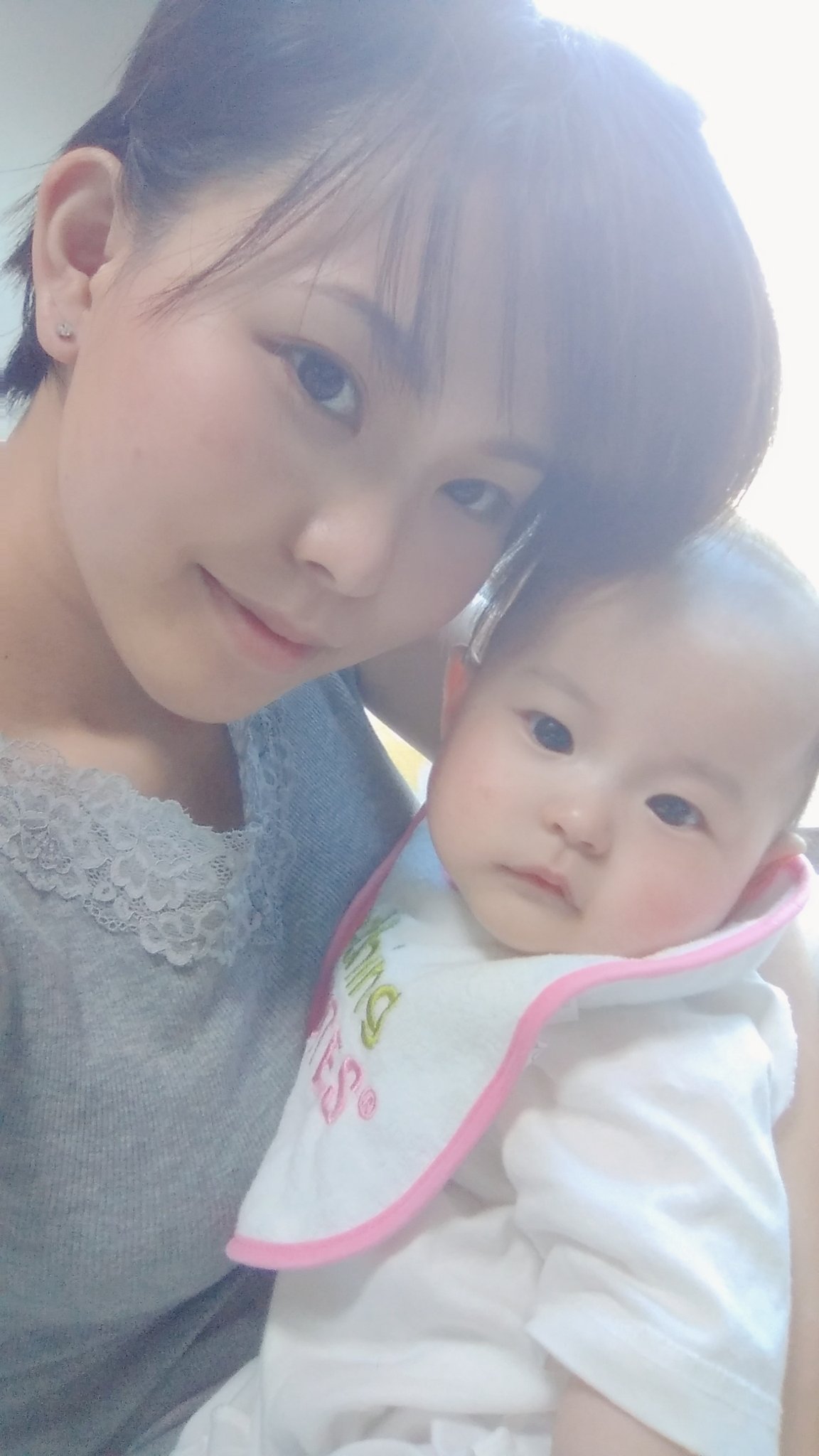 Shoko 最近手足の力が強くなった娘 授乳中の遊び飲みする時のニコッ 必死におっぱいに食らいつきながらつねってくる脇腹とか二の腕の痛さ 笑 寝ぼけながら寝返りして起きてあたし見つけた時のニコッ もう全てが可愛すぎる もうすぐ生後5ヶ月