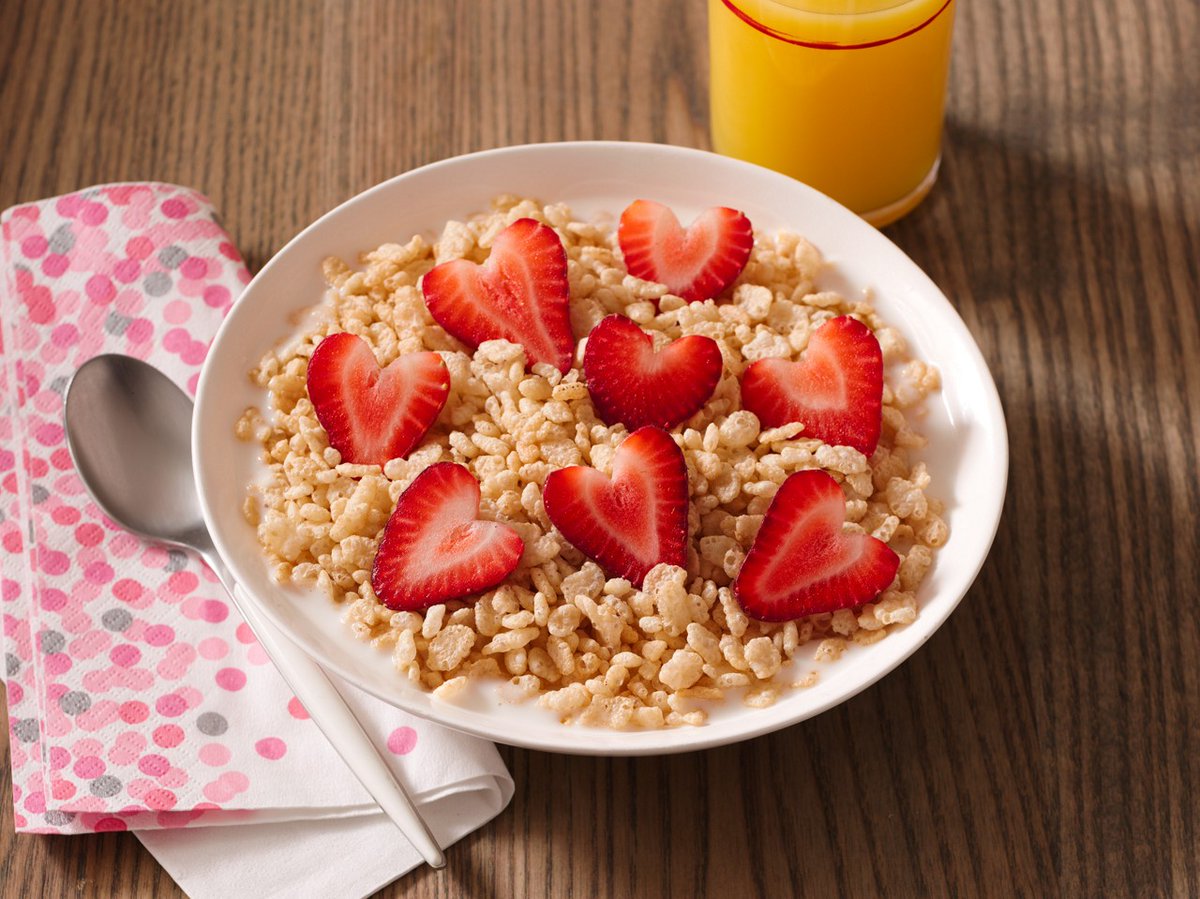 KelloggsRDs's tweet photo. #DYK we don't eat nearly enough fruits and veggies? Research from @fruitsandveggies reveals #fruit &amp; #veggie eating is down nearly 10% since 2004. The good news is fruit is most often accompanied by cereal – a delicious way to up your fruit! #haveaplant #topyourcereal https://t.co/oUUa67tXEA