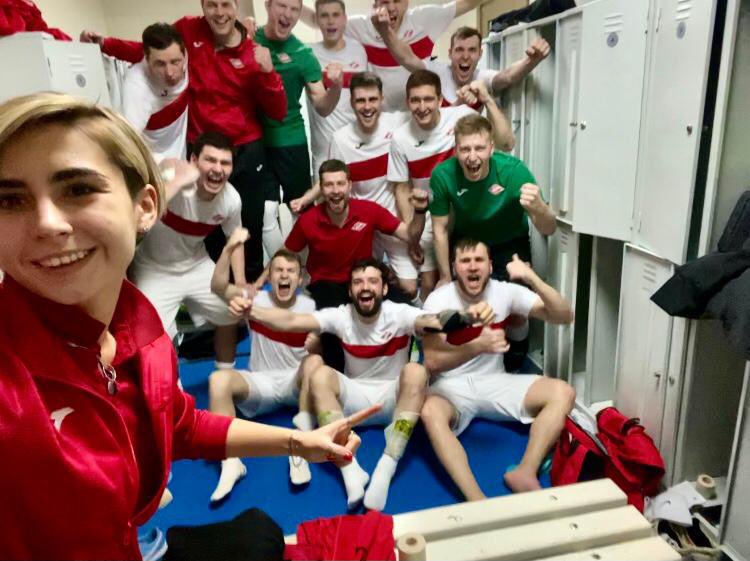 АААААА!
На последней минуте сравниваем счёт (6:6) и проходим «Корпорацию АСИ» по разнице мячей! Мы в полуфинале! 🔥🔥🔥