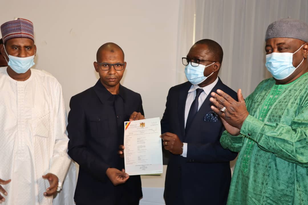 UNFPATCHAD's tweet photo. ETAT CIVIL: DÉLIVRANCE DES ACTES DE NAISSANCE SÉCURISÉS PAR LE GOUV AVEC L' APPUI @UNFPATCHAD, @WFP_Chad @UNICEFChad, ANATS, TECHNIDEV, financement Gouv Tchad et @CanadaDev. Cérémonie officielle de remise d'actes de naissance sécurisés p les prov du Logone Oriental et la Lac https://t.co/wiJkqvOrPg