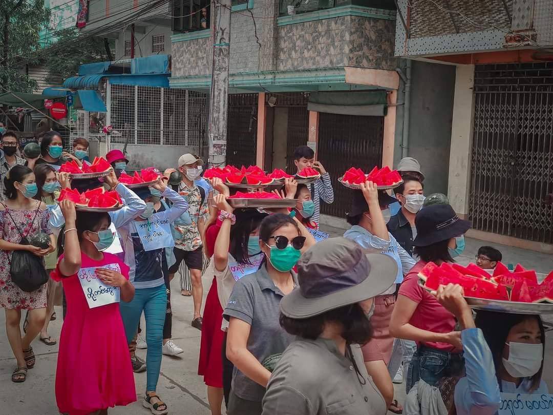 Ko7Wai's tweet photo. Watermelon Strike as a protest against military coup and China for suspending Burma Watermelons from their markets.
JUNTA MASSACRE
#WatermelonStrike
#Apr12Coup
#WhatsHappeningInMyanmar https://t.co/AnQcNdk2a5