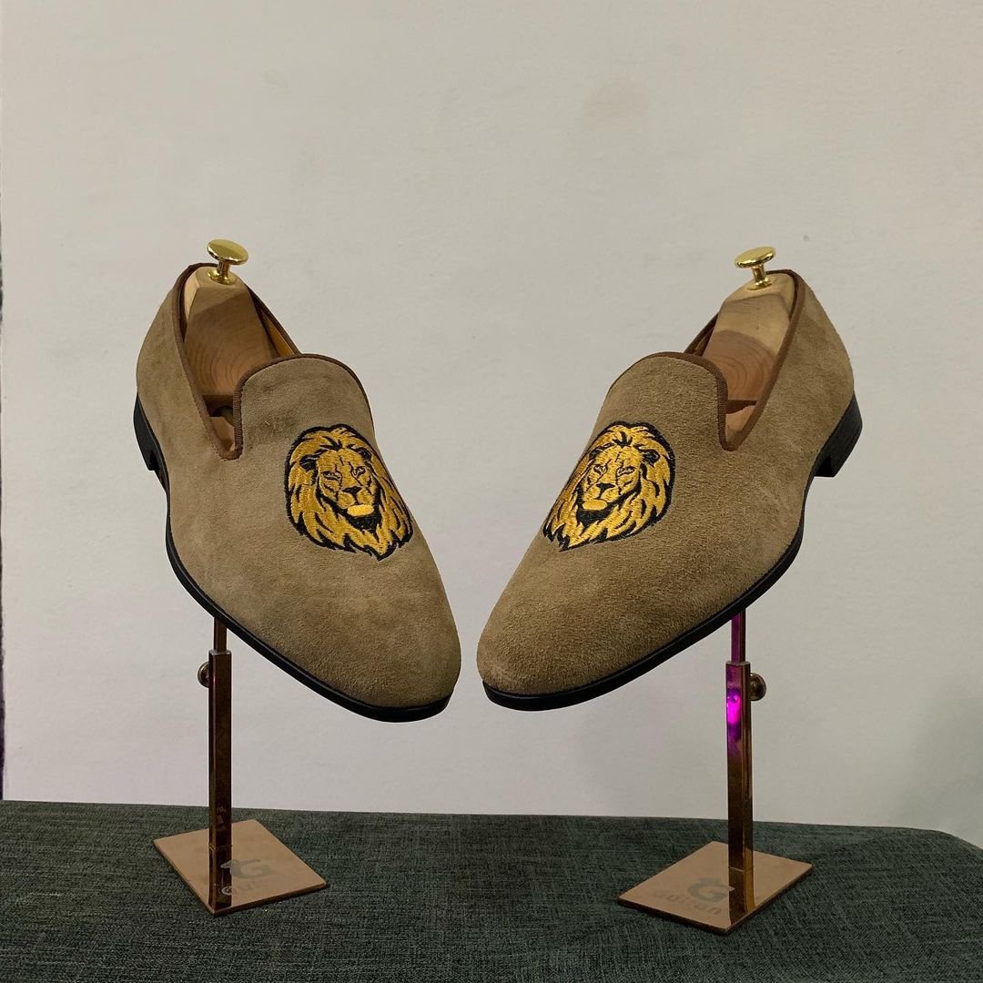 OutfeetNg's tweet image. Bringing back the amazing 'Agu'🦁 loafers to your TL
Price:N20,000(FREE Delivery)
📱WhatsApp:07031529341

#yahoo Kendrick | Wayne | J Cole | Qatar #WhereIsOsinbajo Nigerian Dangote Rinu Tekno | Togo
#Airdrop Ghana | What is your mumu button Jackie Chan Drake