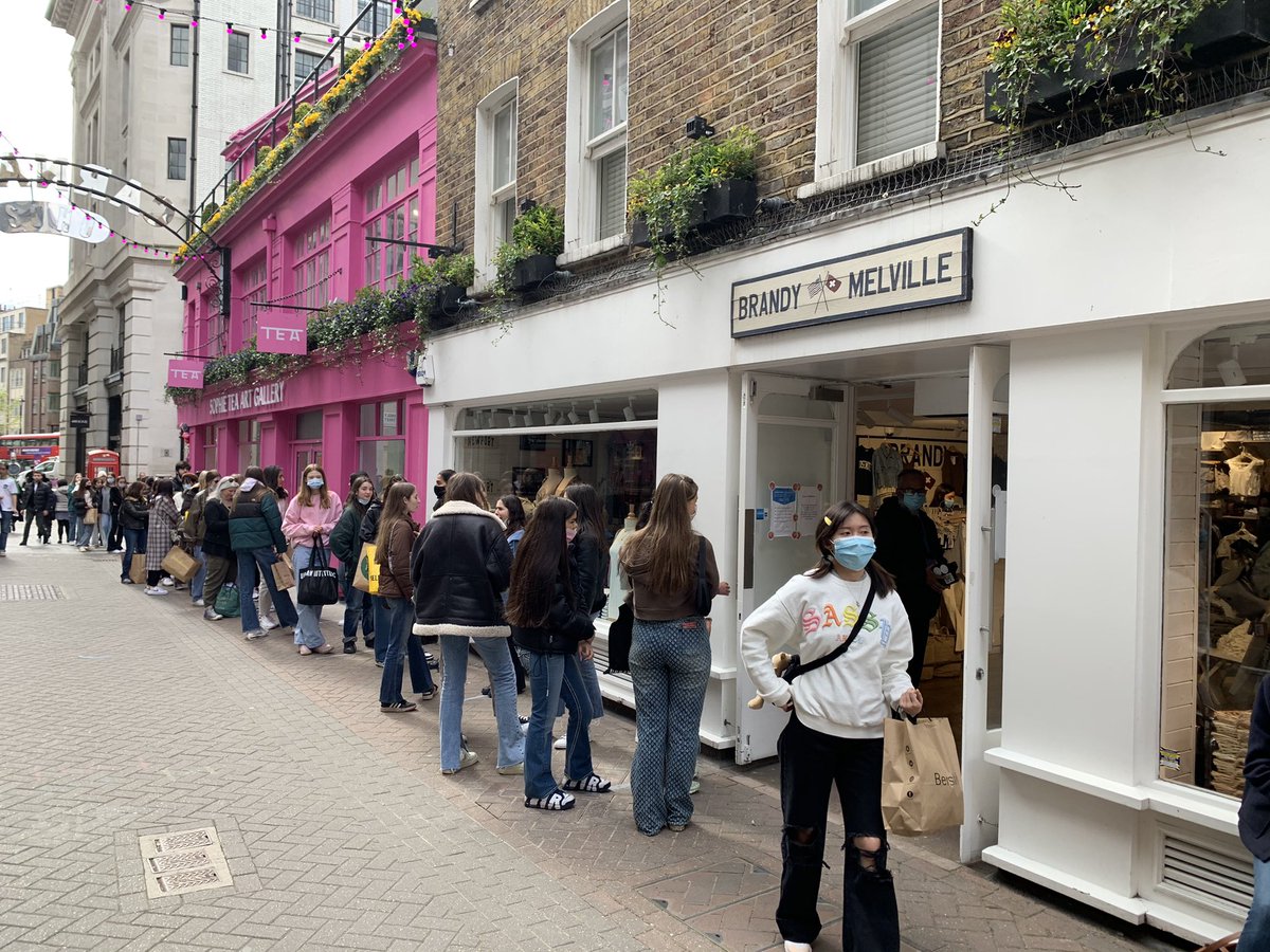 retailfuturist's tweet image. You can tell what the girls missed. You can tell which brands they love ❤️ Long queues for @BrandyMelville_ on @CarnabyLondon