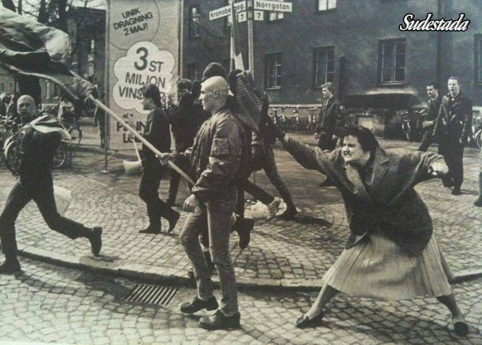 RevSudestada's tweet photo. #CARTERAZO
(A 36 años de la imagen de #Danuta)

El 13 de abril de 1985 Danuta Danielsson, hija de una sobreviviente del Holocausto, golpeó con su cartera a uno de los neonazis que participaba de una manifestación en la ciudad sueca de #Växjö. https://t.co/UIekUgyixp