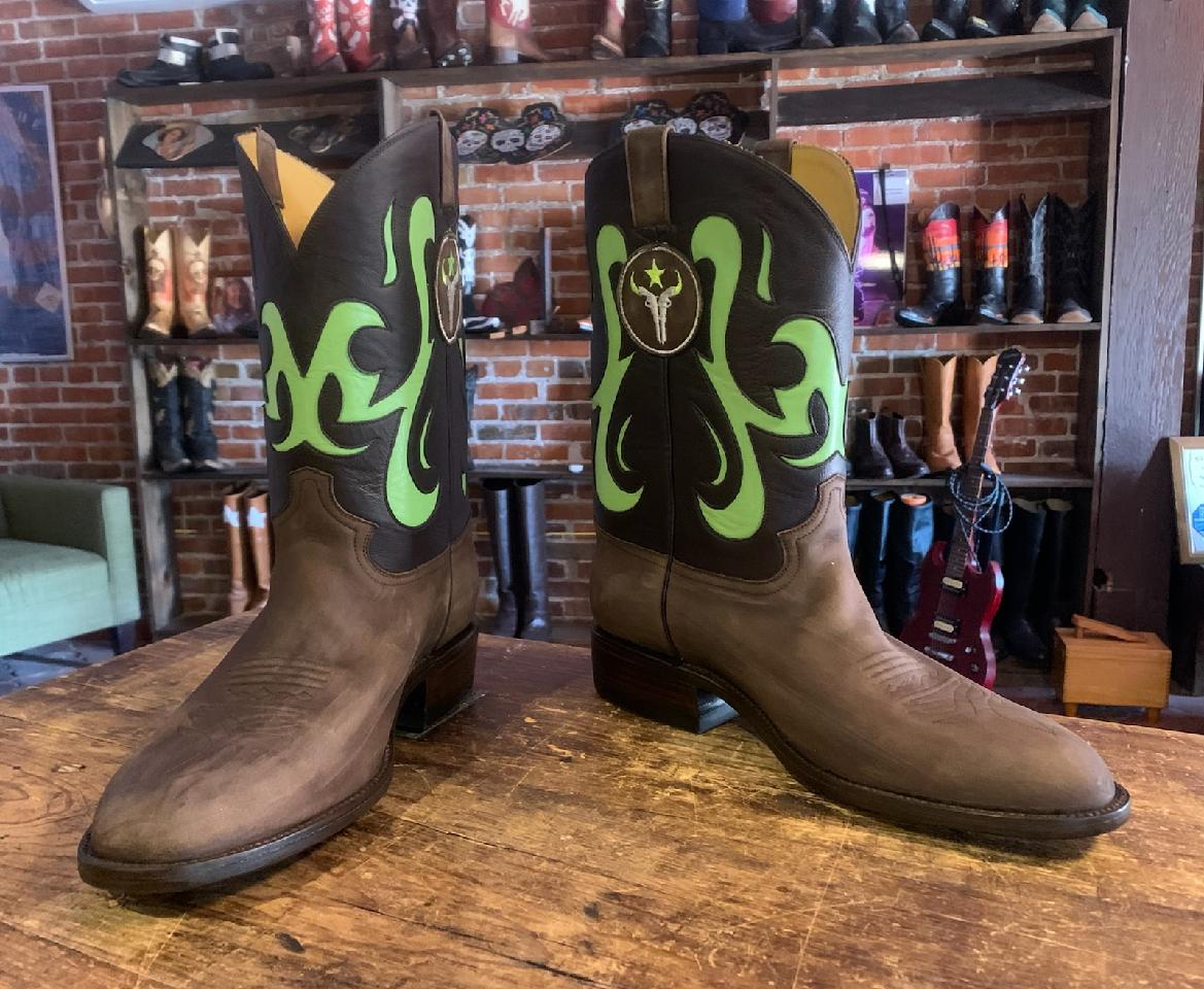 _Joe_Peters's tweet image. Just in time for the season opener, I've got what might be the coolest @Outlaws fan merch I've seen
Replica boots of their @overwatchleague homestand spray from 2020
Handmade in the great state of Texas by a small business in El Paso
Now let's kick some DallASS! #AnteUp