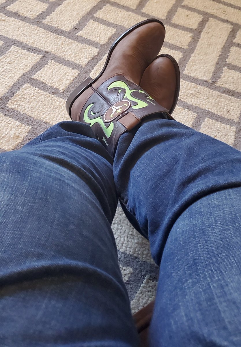 _Joe_Peters's tweet image. Just in time for the season opener, I've got what might be the coolest @Outlaws fan merch I've seen
Replica boots of their @overwatchleague homestand spray from 2020
Handmade in the great state of Texas by a small business in El Paso
Now let's kick some DallASS! #AnteUp