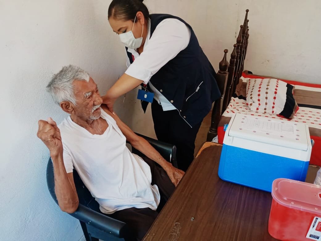 Chepestrada1's tweet photo. Personal de enfermería del Centro de Salud del Campo 77 en la @JS4SONORA aplica la segunda dosis de Vacuna COVID-19 a adultos mayores postrados en cama del #EjidoAtotonilco, #EjidoIndependencia y #Campo77. @ClaudiaPavlovic @Enrique_Clausen @DrAlvidrez https://t.co/jlMsEGiia1