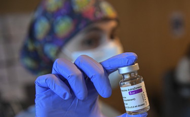 tempoweb's tweet photo. #AstraZeneca e #trombosi, nuova nota dell'#Aifa ai medici: spetta a loro vigilare e informare i vaccinati sui rischi #13aprile #johnsonandjohnson  https://t.co/59zX97XAeo https://t.co/G60L0FsyjM