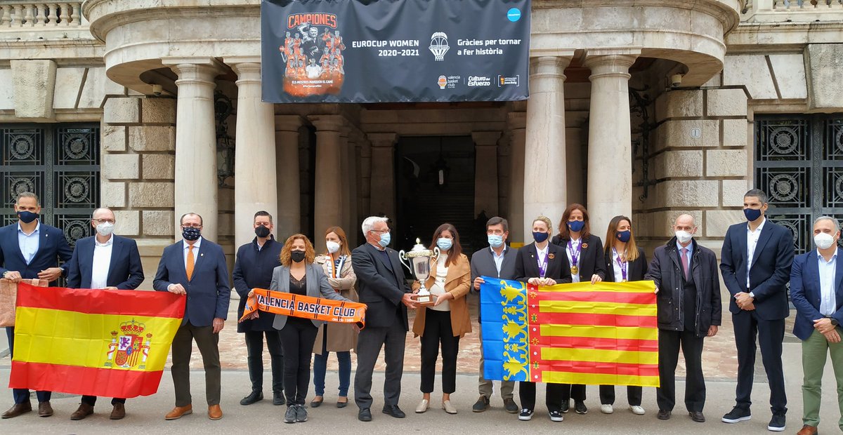 AjuntamentVLC's tweet image. 🏆 Rebem en l'Ajuntament les jugadores del @valenciabasket femení⛹️‍♀️, després de proclamar-se com a campiones de la #EuroCupWomen 👏🏻👏🏻.
🏀 Donem l'enhorabona a les campiones d'Europa, que han aconseguit este títol per primera vegada en la seua història! 🙌🏻
@EuroCupWomen #EActíVate