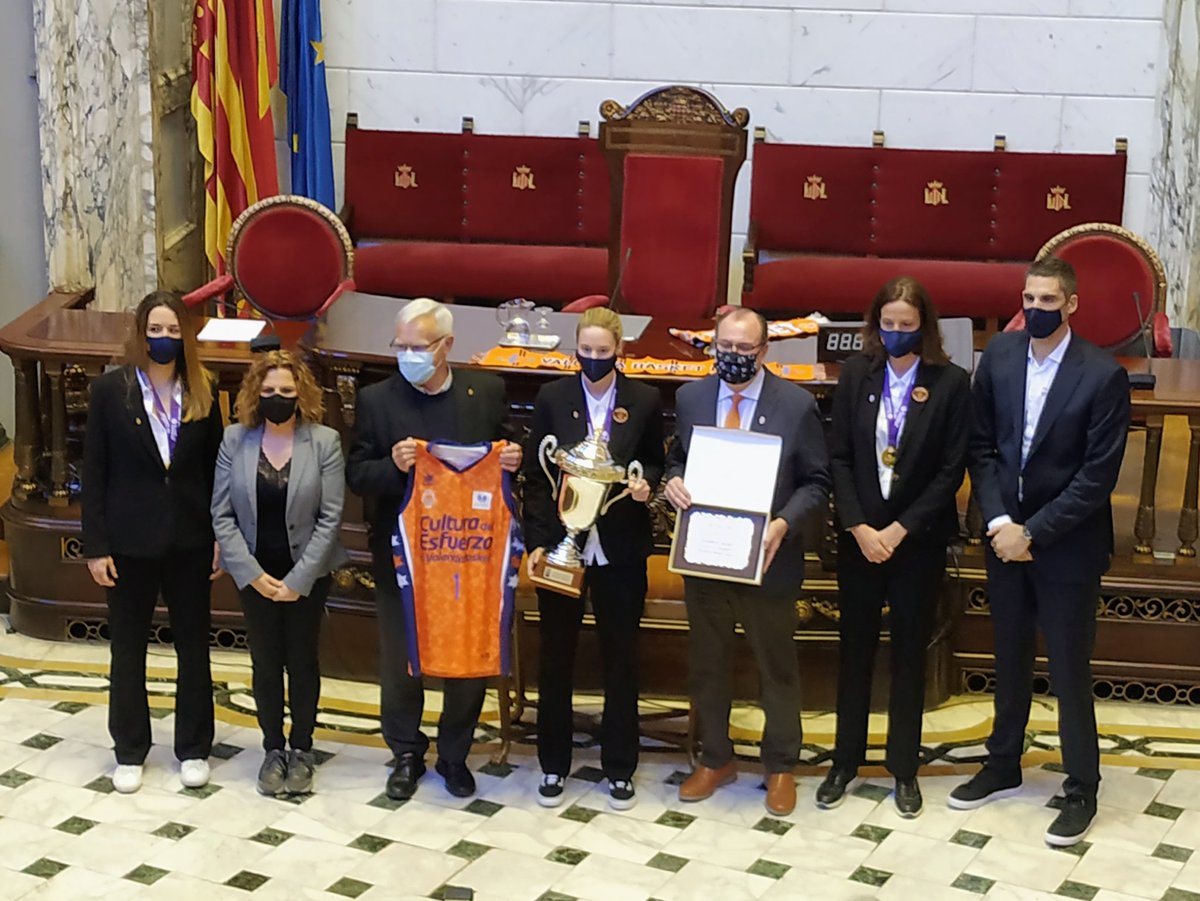 AjuntamentVLC's tweet image. 🏆 Rebem en l'Ajuntament les jugadores del @valenciabasket femení⛹️‍♀️, després de proclamar-se com a campiones de la #EuroCupWomen 👏🏻👏🏻.
🏀 Donem l'enhorabona a les campiones d'Europa, que han aconseguit este títol per primera vegada en la seua història! 🙌🏻
@EuroCupWomen #EActíVate