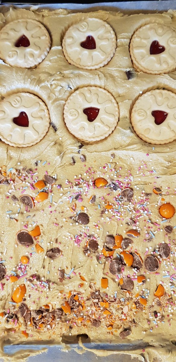 KJenkinsBaking's tweet photo. Trying out some blondie brownie👱‍♀️💪 

Cant go wrong with a Jammie Dodger 🤩 https://t.co/ghTC9lavaH