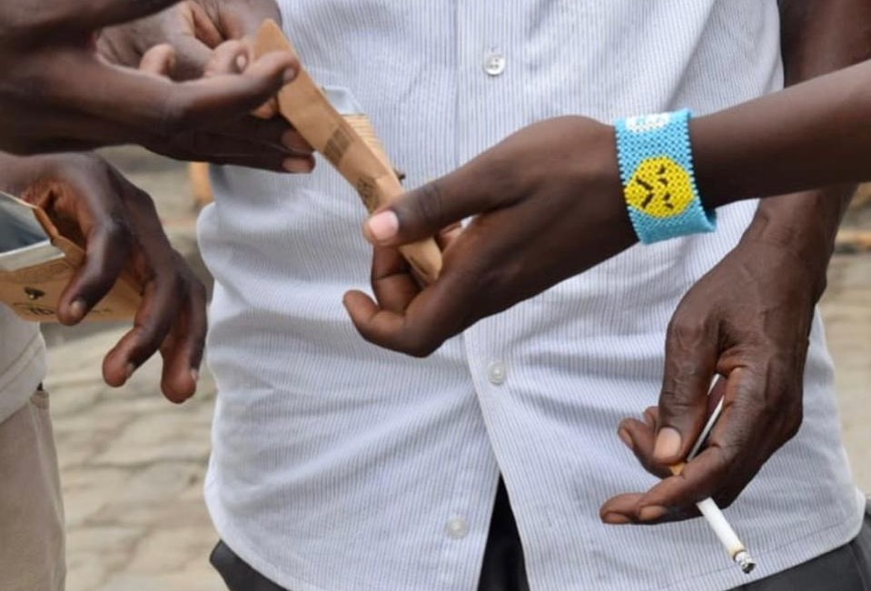 Trashpocket2026's tweet photo. #Trashpocket makes it easy to abstain from littering since it can stay with a smoker comfortably at all times. We believe it gives a push in the right direction so that it's easier to apply the concern for one’s immediate surroundings. #BinTheButts #LetsDoItKenya #KeepItCleanPlan https://t.co/1n65Sv0dHC