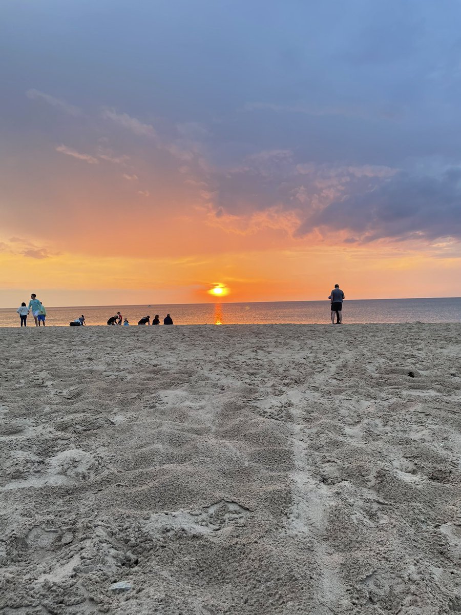 Of the 6 primary emotions, happiness is definitely the one I feel the most when watching the sunset! It’s also nice to give my amygdala a rest after 11 (stressful) weeks of school! #almostdone #hopeneuro <a href="/HopeNeurosci/">Hope College Neuroscience</a>