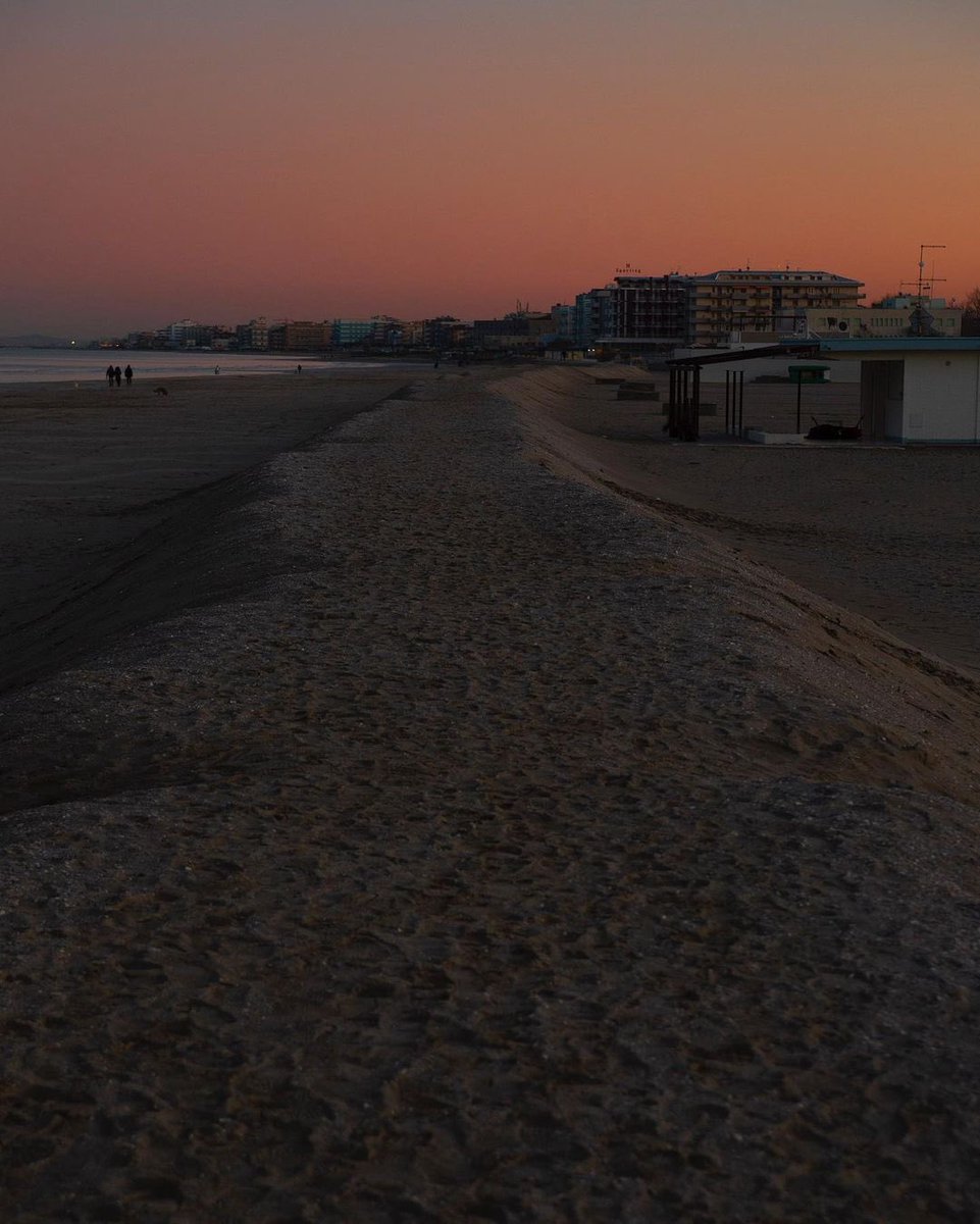 LAPICTURES100's tweet photo. Sunset in Cesenatico - Italy
🌅🏄‍♂️🦢
#tramonto #sunset https://t.co/L2iOHV0hoE