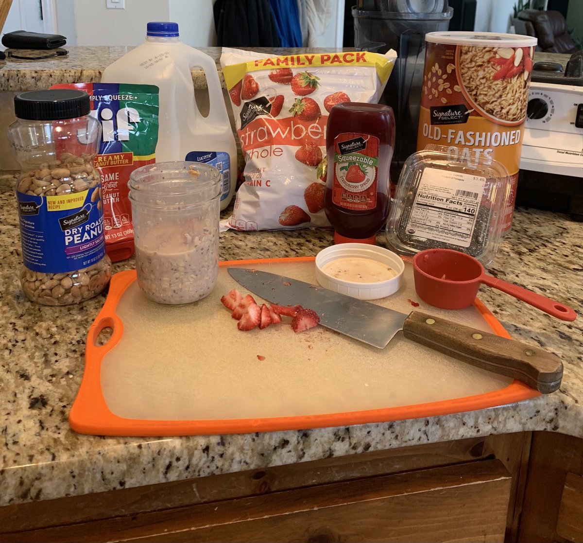 Tuesday Powerhour: Overnight Oats - a great pre workout breakfast that you can prep ahead of time for those busy mornings. Oats, milk, fruit and nut butter to power your workout! #unbottleyourgreatness