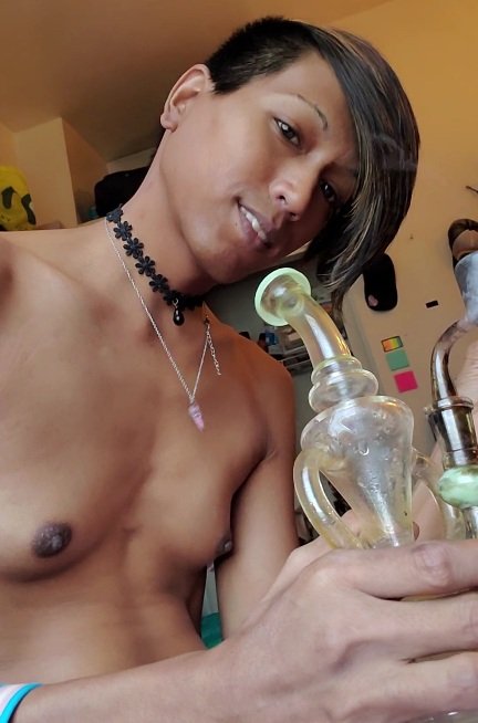 Tits , Clits & Bong Hitzzzz ?
@tvbunni @baileylove69 @TsMyaNine @KymmyHarper 
#trans #mtof #420girl #ladyboy