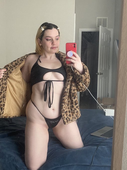 YOU SEE THIS COAT? https://t.co/QmFcMjbcCr<a href="/tag/visavictims"class="tags"><span>#visavictims</span></a><a href="/tag/mastercensors"class="tags"><span>#mastercensors</span></a>