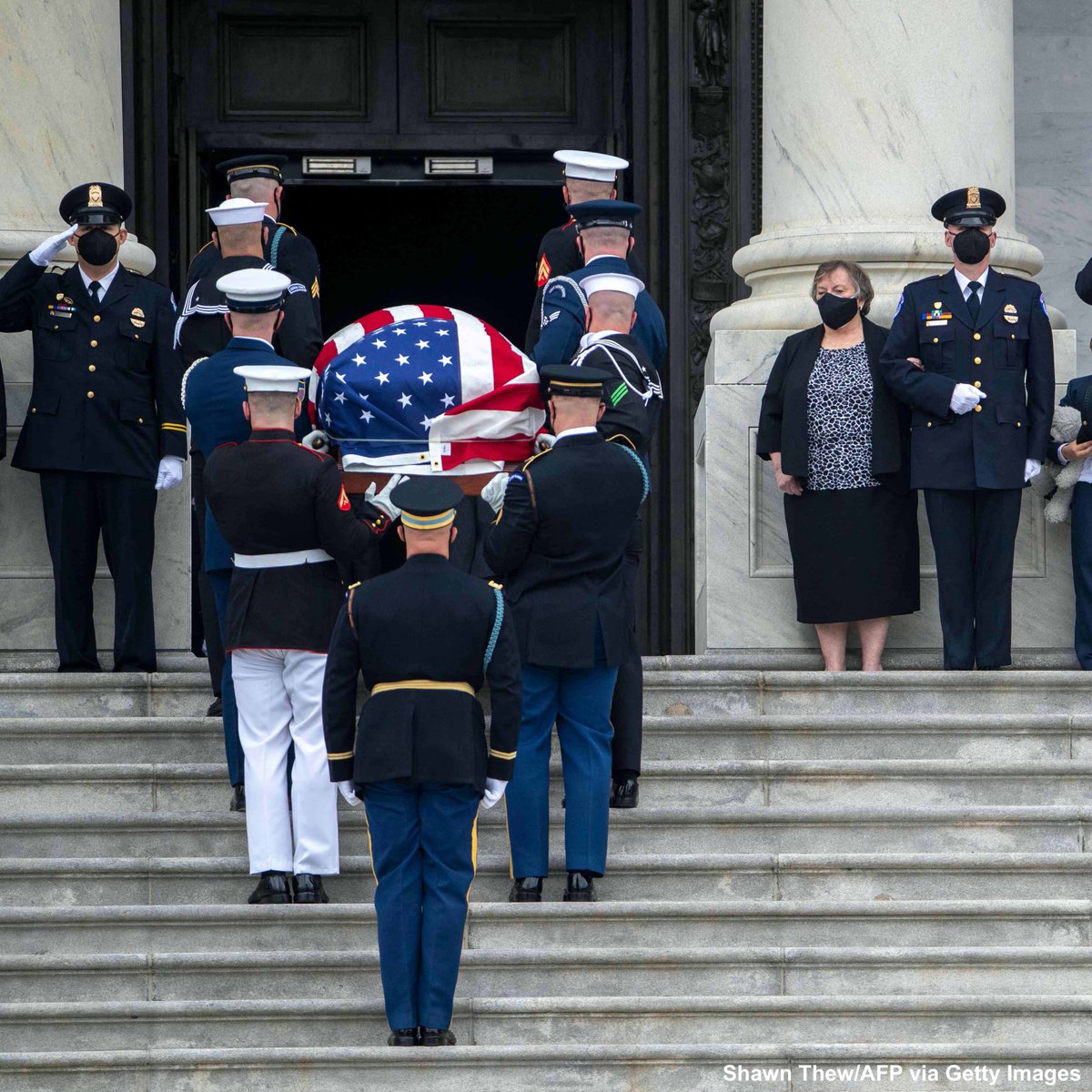 Today, I paid my respects to @CapitolPolice Officer William "Billy" Evans.
Ofc. Evans was a loving father who gave his life to defend the Capitol last week. We are humbled by his sacrifice, and grateful for his 18 years of selfless service.